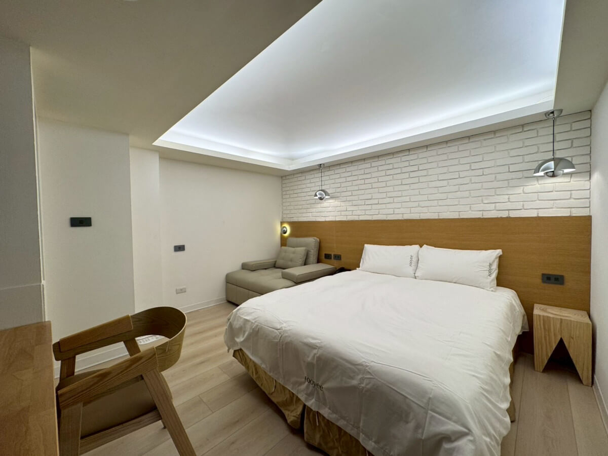 Comfort Double Room (Double Bed + Single Sofa)