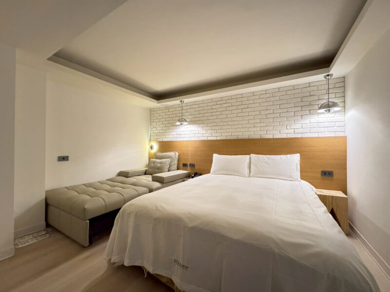 Comfort Double Room (Double Bed + Single Sofa)