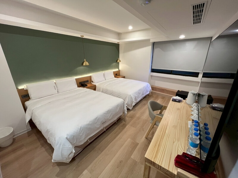 4 people family room