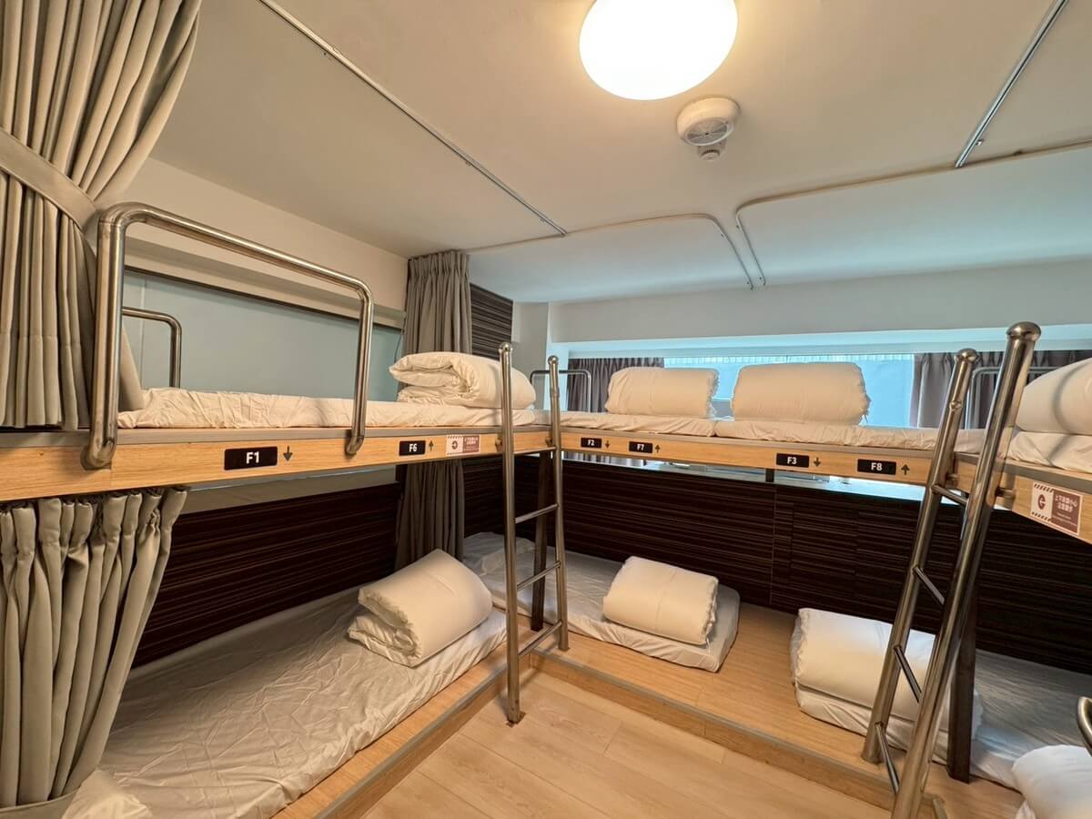 Letto matrimoniale da 8 persone in dormitorio maschile
