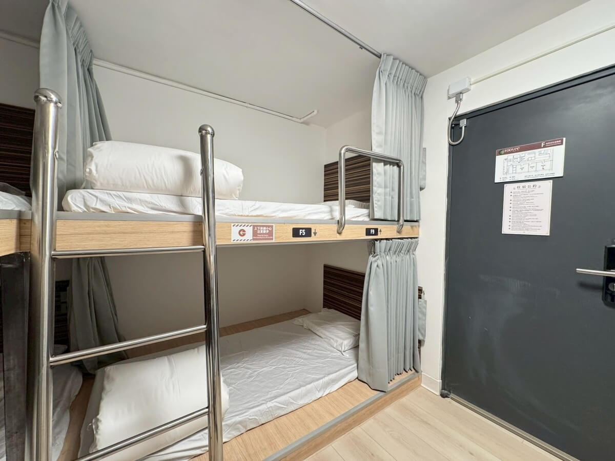 Ingresso di una camera dormitorio maschile da 8 persone
