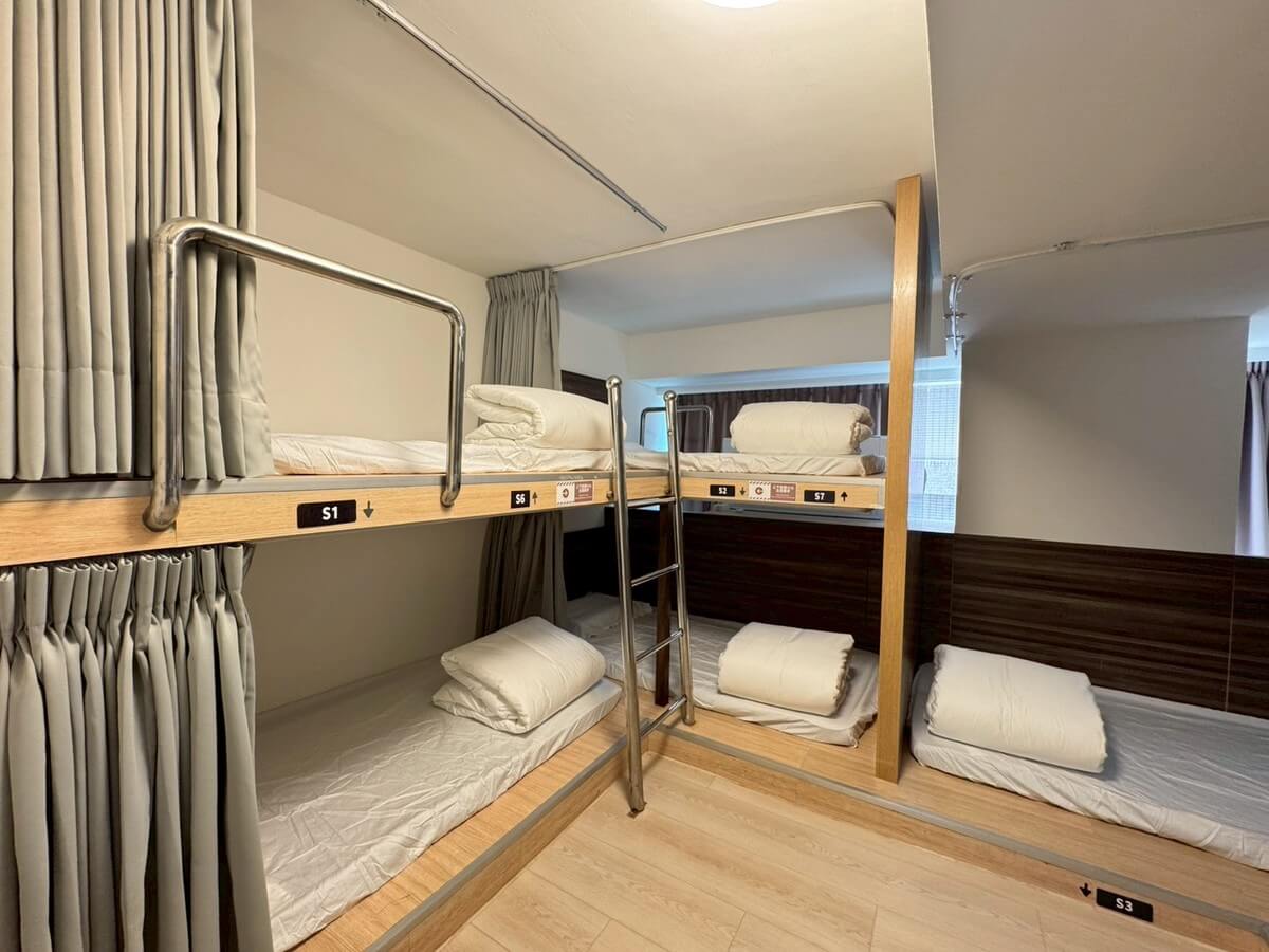 6-person girls' dormitory