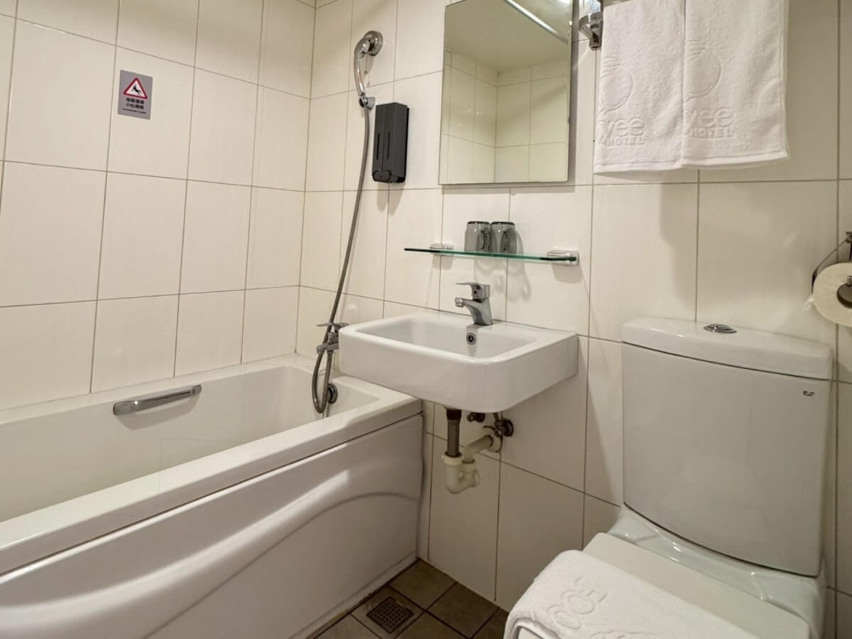 舒適雙人房(雙人床+單人沙發椅)-浴室與盥洗空間