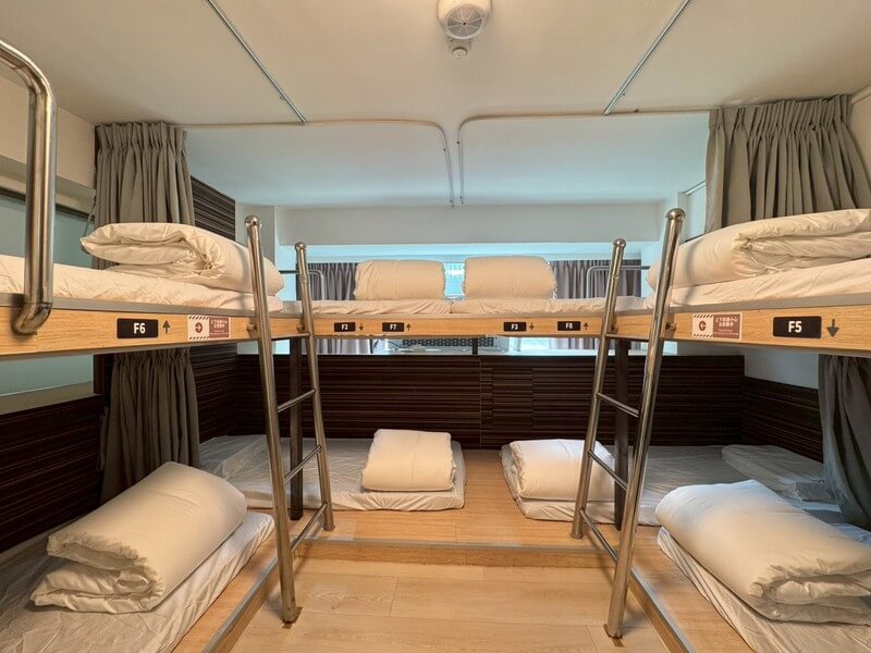 8-person male dormitory room ladder